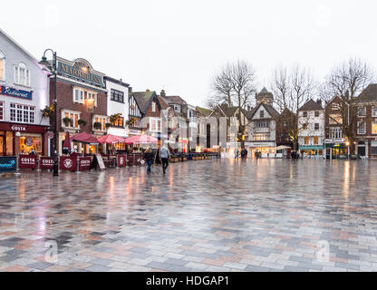 Salisbury Market Square, Wiltshire, Großbritannien, im Dezember, vor Weihnachten. Nach Regen mit Reflexion in Pflastersteinen benetzen. Stockfoto