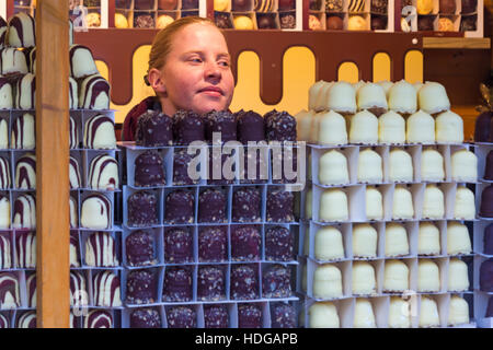 Umgeben von großen pralinen! Abschaltdruck Inhaber verkauf große Pralinen an der Winchester Weihnachtsmarkt, Winchester, Hampshire, England Großbritannien im Dezember. Credit: Carolyn Jenkins/Alamy leben Nachrichten Stockfoto