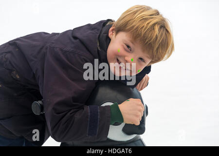 Winchester, Hampshire, England UK. 12. Dezember 2016. Junge genießt Schlittschuhlaufen auf der Eisbahn an der Winchester Weihnachtsmarkt. Credit: Carolyn Jenkins/Alamy leben Nachrichten Stockfoto