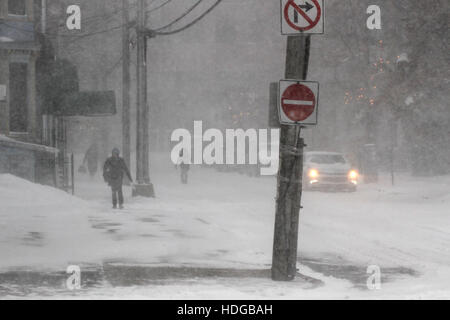 Halifax, Kanada. 12. Dezember 2016. Starke Winde und schwere Schnee schlagen Innenstadt von Halifax, N.S., 12. Dezember 2016. Bildnachweis: Lee Brown/Alamy Live-Nachrichten Stockfoto