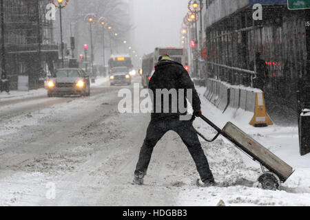 Halifax, Kanada. 12. Dezember 2016. Starke Winde und schwere Schnee schlagen Innenstadt von Halifax, N.S., 12. Dezember 2016. Bildnachweis: Lee Brown/Alamy Live-Nachrichten Stockfoto