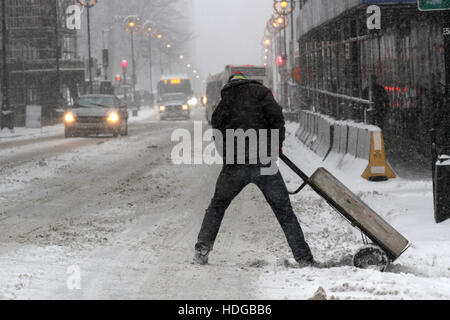 Halifax, Kanada. 12. Dezember 2016. Starke Winde und schwere Schnee schlagen Innenstadt von Halifax, N.S., 12. Dezember 2016. Bildnachweis: Lee Brown/Alamy Live-Nachrichten Stockfoto