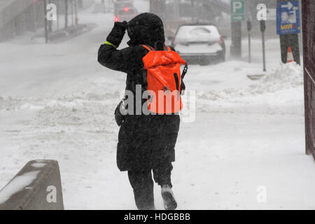 Halifax, Kanada. 12. Dezember 2016. Starke Winde und schwere Schnee schlagen Innenstadt von Halifax, N.S., 12. Dezember 2016. Bildnachweis: Lee Brown/Alamy Live-Nachrichten Stockfoto