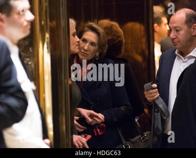 New York, USA. 12. Dezember 2016. Ehemalige republikanische primär Präsidentschaftskandidat Carly Fiorina ist in einem Aufzug in die Lobby des Trump Tower in New York, NY, USA 12. Dezember 2016 gesehen. Bildnachweis: MediaPunch Inc/Alamy Live-Nachrichten Stockfoto