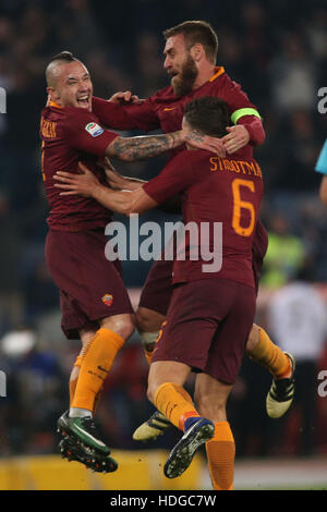 Stadio Olimpico, Rom, Italien. 12. Dezember 2016. Serie A Fußball. AS Rom gegen Ac Mailand. Naiggolan Ergebnis die Gol und feiert. Bildnachweis: Marco Iacobucci/Alamy Live-Nachrichten Stockfoto