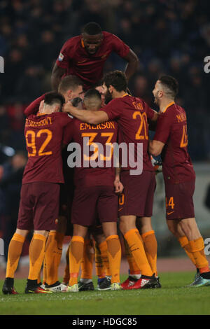 Stadio Olimpico, Rom, Italien. 12. Dezember 2016. Serie A Fußball. AS Rom gegen Ac Mailand. Naiggolan Ergebnis die Gol und feiert. Bildnachweis: Marco Iacobucci/Alamy Live-Nachrichten Stockfoto