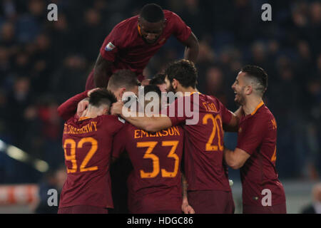 Stadio Olimpico, Rom, Italien. 12. Dezember 2016. Serie A Fußball. AS Rom gegen Ac Mailand. Naiggolan Ergebnis die Gol und feiert. Bildnachweis: Marco Iacobucci/Alamy Live-Nachrichten Stockfoto