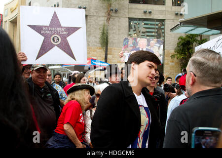 Los Angeles, USA. 10. Dezember 2016. Anti-Trump Demonstranten halten Fahnen und Parolen schreien, sie nehmen Teil an einer Demonstration am Hollywood Blvd. © Katrina Kochneva/ZUMA Draht/Alamy Live News Stockfoto