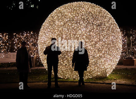 Berlin, Deutschland. 29. November 2016. Besucher Gehen bin Abend des 29.11.2016 Botanischen Garten in Berlin Zwischen Den Mit Lichterketten Illuminierten Bäumen Und Hecken des «Weihnachten Garten». Bis Zum 01. Januar 2017 Können Besucher Auf Einem Mehr als Einen Kilometer Langen Rundweg Spazieren Oder Auf Einer Eisbahn Schlittschuh Laufen. Foto: Soeren Stache/Dpa/Dpa/Alamy Live News Stockfoto