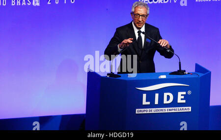 SÃO PAULO, SP - 12.12.2016: PRÊMIO LÍDERES DO BRASIL 2016 - abgebildete Geschäftsmann Abilio Diniz. Es geschah spät am Montag (12) und 2016 Brasilien Leaders Award in der Bandeirantes Palace in Morumbi Gebiet südlich der Stadt, eine Initiative der LIDE (Unternehmer). (Foto: Aloisio Mauricio/Fotoarena) Stockfoto