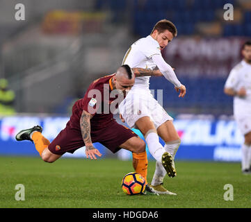 Rom, Italien. 12. Dezember 2016. Romas Radja Nainggolan (L) wetteifert mit AC Mario Pasalic während eines Fußballspiels italienischen Serie A zwischen Roma und AC Milan in Rom, Italien, 12. Dezember 2016. Roma gewann 1: 0. © Alberto Lingria/Xinhua/Alamy Live-Nachrichten Stockfoto