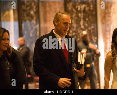 New York, USA. 12. Dezember 2016. US-amerikanischer Jurist Ryan Zinke (Republikanische Montana) ist in der Lobby des Trump Tower in New York, NY, USA bei seiner Ankunft für ein Treffen mit Präsident elect Donald Trump am 12. Dezember 2016 gesehen. Bildnachweis: MediaPunch Inc/Alamy Live-Nachrichten Stockfoto