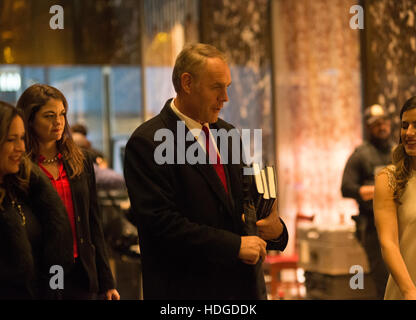 New York, USA. 12. Dezember 2016. US-amerikanischer Jurist Ryan Zinke (Republikanische Montana) ist in der Lobby des Trump Tower in New York, NY, USA bei seiner Ankunft für ein Treffen mit Präsident elect Donald Trump am 12. Dezember 2016 gesehen. Bildnachweis: MediaPunch Inc/Alamy Live-Nachrichten Stockfoto