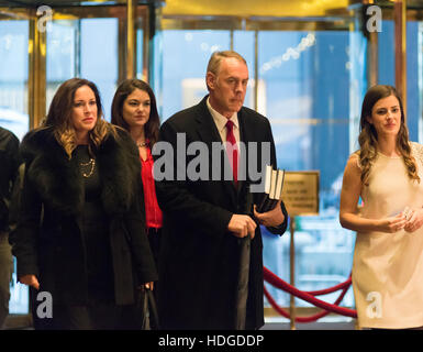 New York, USA. 12. Dezember 2016. US-amerikanischer Jurist Ryan Zinke (Republikanische Montana) ist in der Lobby des Trump Tower in New York, NY, USA bei seiner Ankunft für ein Treffen mit Präsident elect Donald Trump am 12. Dezember 2016 gesehen. Bildnachweis: MediaPunch Inc/Alamy Live-Nachrichten Stockfoto