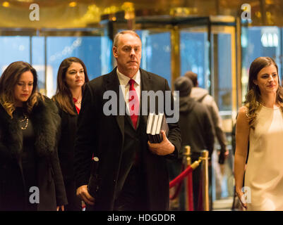 New York, USA. 12. Dezember 2016. US-amerikanischer Jurist Ryan Zinke (Republikanische Montana) ist in der Lobby des Trump Tower in New York, NY, USA bei seiner Ankunft für ein Treffen mit Präsident elect Donald Trump am 12. Dezember 2016 gesehen. Bildnachweis: MediaPunch Inc/Alamy Live-Nachrichten Stockfoto