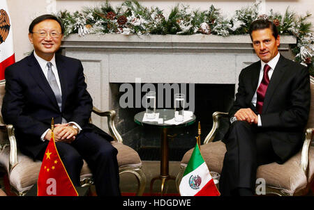 Mexico City, Mexiko. 12. Dezember 2016. Mexikos President Enrique Pena Nieto (R) trifft sich mit Chinas State Councilor Yang Jiechi in Mexico City, Mexiko, 12. Dezember 2016. © Dan Dreh/Xinhua/Alamy Live-Nachrichten Stockfoto