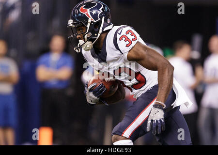 Indianapolis, Indiana, USA. 11. Dezember 2016. 11. Dezember 2016 rennt - Indianapolis, Indiana, Vereinigte Staaten - Houston Texans Runningback Akeem Hunt (33) die Kugel auf einer Kick während der NFL Football-Spiel zwischen den Houston Texans und die Indianapolis Colts im Lucas Oil Stadium. © Adam Lacy/ZUMA Draht/Alamy Live-Nachrichten Stockfoto