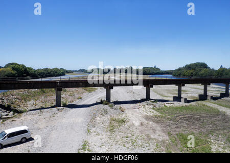 Eisenbahnbrücke über den ausgetrockneten Fluss in Neuseeland. Blick von einem Bus Reisen zwischen Picton und Christchurch in Neuseeland. Stockfoto