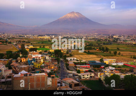 Blick vom Sachaca Bezirk, Arequipa Peru. Stockfoto