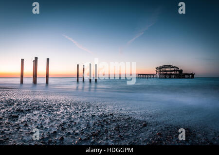 Brighton West Pier und Strand bei Sonnenaufgang Stockfoto