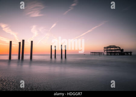 Brighton Pier Weststrand bei Sonnenaufgang Stockfoto