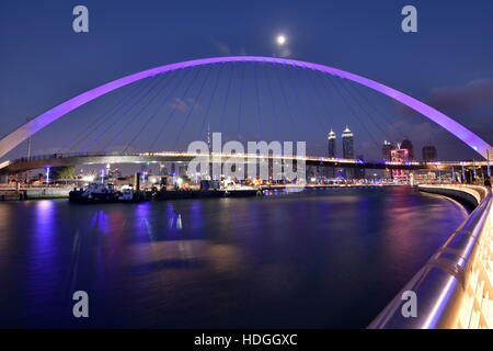 Skyline von Dubai in der Nacht vom neuen Dubai-Kanal, den Vereinigten Arabischen Emiraten Stockfoto