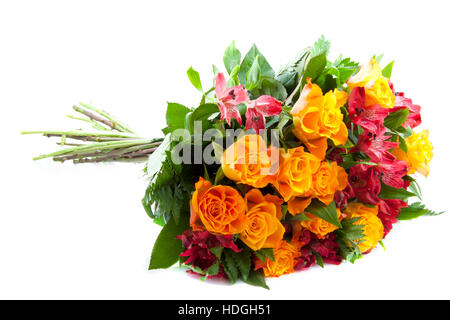 Bunter Strauß mit orange Rosen in weiß Stockfoto