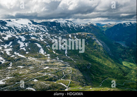 Bergstraße in den Felsen von Norwegen. Stockfoto