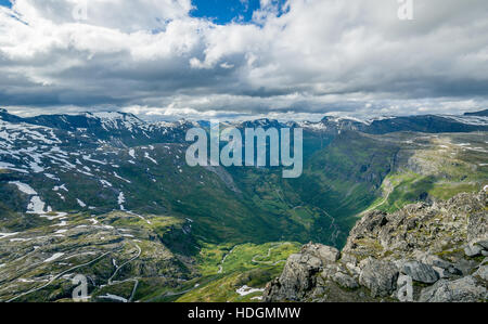 Bergstraßen, absteigend nach Geiranger Fjord. Stockfoto