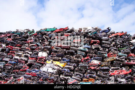 Viele alte Autos auf einem Haufen Schrott Stockfoto