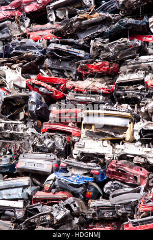 Viele alte Autos auf einem Haufen für scrapuse Stockfoto