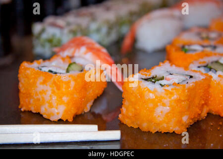 Sushi mit Kaviar close-up für den Hintergrund verwenden Stockfoto