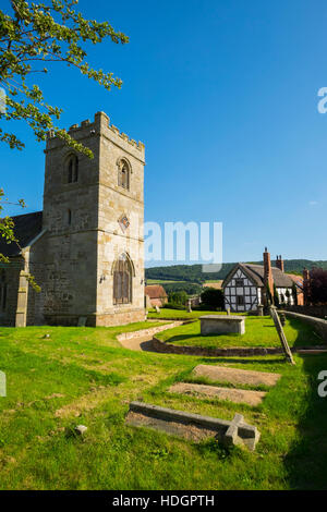 Str. Marys Kirche und schwarz / weiß thatched Häuschen am Harley, Shropshire, mit Wenlock Edge in den Hintergrund, England, UK Stockfoto