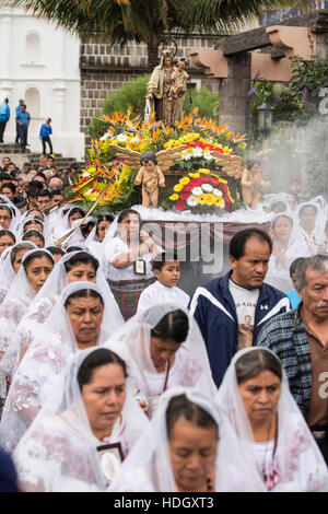 Katholischen Prozession der Jungfrau Carmen in San Pedro la Laguna, Guatemala.  Frauen in traditionellen Maya-Kleid mit weißen Kopftücher über ihre Köpfe hinweg Stockfoto