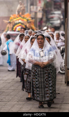 Katholischen Prozession der Jungfrau Carmen in San Pedro la Laguna, Guatemala.  Frauen in traditionellen Maya-Kleid mit weißen Kopftücher über ihre Köpfe hinweg Stockfoto