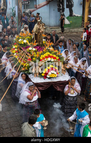 Katholischen Prozession der Jungfrau Carmen in San Pedro la Laguna, Guatemala.  Frauen in traditionellen Maya-Kleid mit weißen Kopftücher über ihre Köpfe hinweg Stockfoto