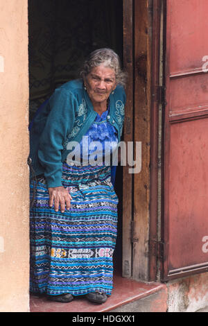 Eine 85 Jahre alte Maya-Frau, bekannt als die Comadrona trägt Tracht und ihre Tür schaut.  Ein Comadrona ist Hebamme und in ihrer Karriere, She d Stockfoto