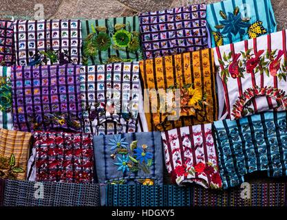 Gebrauchte Huipil Blusen zum Verkauf auf dem freien Markt in Santiago Atitlan, Guatemala.  Die Huipils sind von Hand gewebt und bestickt und sind sehr aufzusetzen Stockfoto