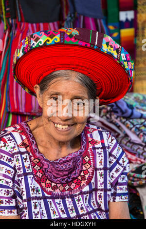 Eine ältere Maya-Frau tragen traditionelle Kleidung, einschließlich eine Tocoyal oder Kopf wickeln Tyipical von Santiago Antitlan.  Vor fünfundzwanzig Jahren viele Frauen die Stockfoto