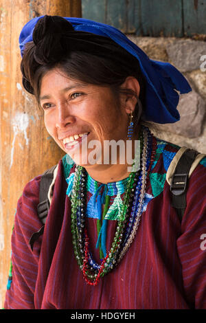 Porträt einer Maya-Frau in traditioneller Kleidung in Santa Cruz la Laguna, Guatemala. Stockfoto