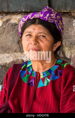 Porträt einer Maya-Frau in traditioneller Kleidung in Santa Cruz la Laguna, Guatemala. Stockfoto