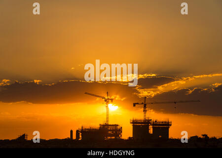 Bau Simbabwe Afrika Kran Sonnenuntergang entwickeln Stockfoto