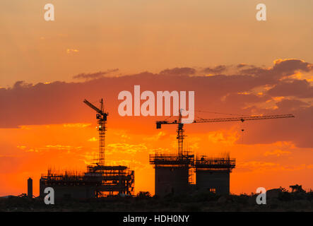 Bau Simbabwe Afrika Kran Sonnenuntergang entwickeln Stockfoto