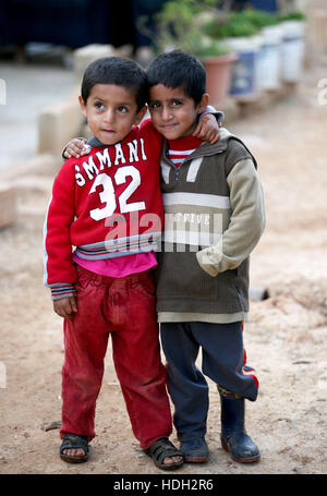 Syrische Flüchtlingskinder in der Siedlung Camp wo sie unter einem Olivenhain im Koura, Leben in der Nähe von Tripoli, Libanon. Stockfoto