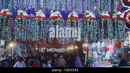 Lahore, Pakistan. 11. Dezember 2016. Pakistanische Anhänger Menschen dekorieren einen Markt mit bunten Sachen auf die Feier des Eid Milad-un-Nabi, der Geburtstag des Propheten Muhammad. Die Geburt des Propheten Mohammed wird auf auf 12 Rabil Ul Awal in islamischen Kalenders gefeiert. Feierte die Geburt des Propheten Mohammed auf 12 Rabil Ul Awal im muslimischen Kalender Kredit: Rana Sajid Hussain/Pacific Press/Alamy Live News Stockfoto