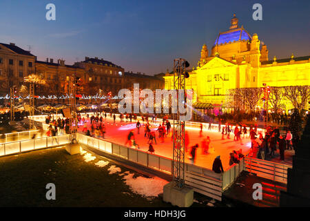 Beleuchtete Skaten läutet Weihnachtszeit vor Zagreb Pavillon im winter Stockfoto