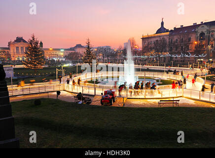 Beleuchtete skating ring auf König Tomislav-Platz in der Weihnachtszeit vor Zagreb Pavillon im Winter. Stockfoto