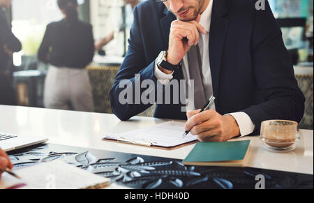 Ernsthaften Geschäftsmann ausfüllen Formular Konzept Stockfoto