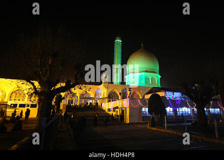 Srinagar, Indien. 12. Dezember 2016. Der Hazartabal Schrein leuchtet während einer Zeremonie zum Geburtstag-Jahrestag des Propheten Mohammad, Mawlid al-Nabi, in Srinagar, die Sommerhauptstadt von indischen Kaschmir, auf 12. Dezember 2016 gesteuert. Bildnachweis: Faisal Khan/Pacific Press/Alamy Live-Nachrichten Stockfoto