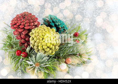 Tannenzapfen und Tanne auf glitzernden Hintergrund. Weihnachten Dekoration Hintergrund Stockfoto